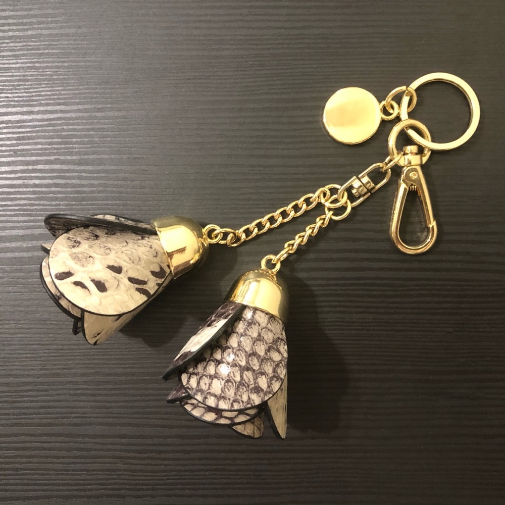 NWOT Flowers Keyring - Picture 3 of 3